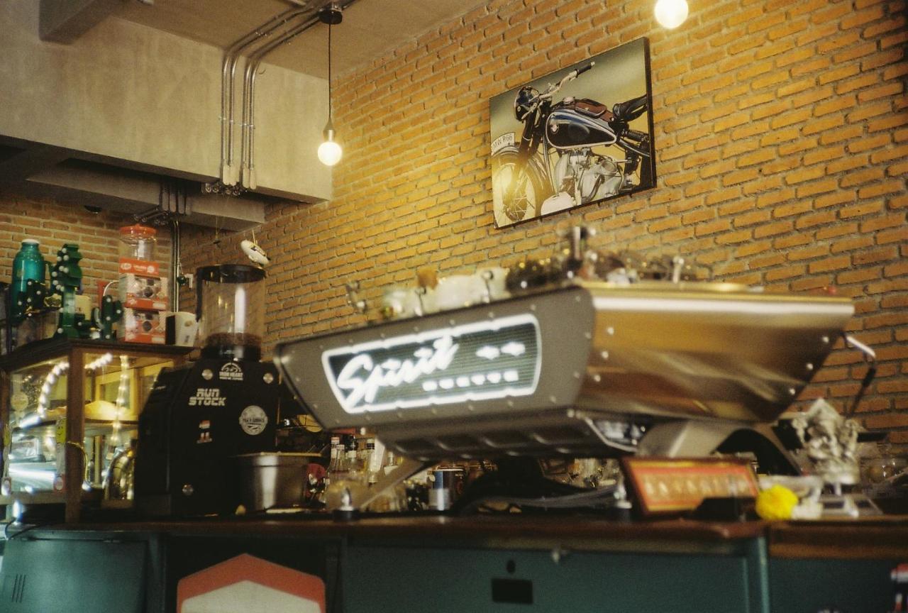 Labkoff Cafe And Hostel Канчанабури Екстериор снимка