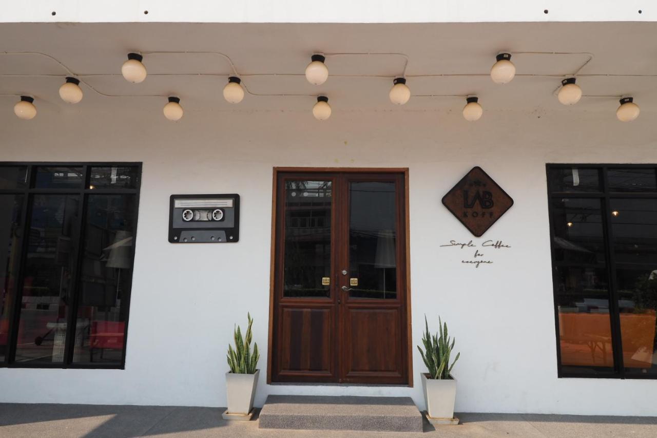 Labkoff Cafe And Hostel Канчанабури Екстериор снимка