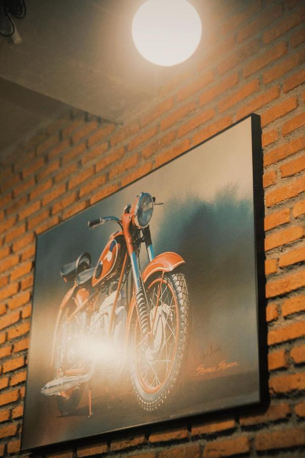 Labkoff Cafe And Hostel Канчанабури Екстериор снимка