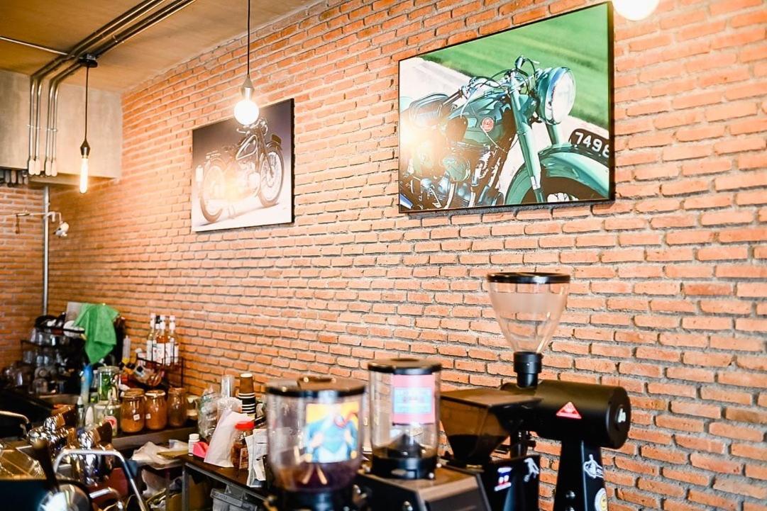 Labkoff Cafe And Hostel Канчанабури Екстериор снимка