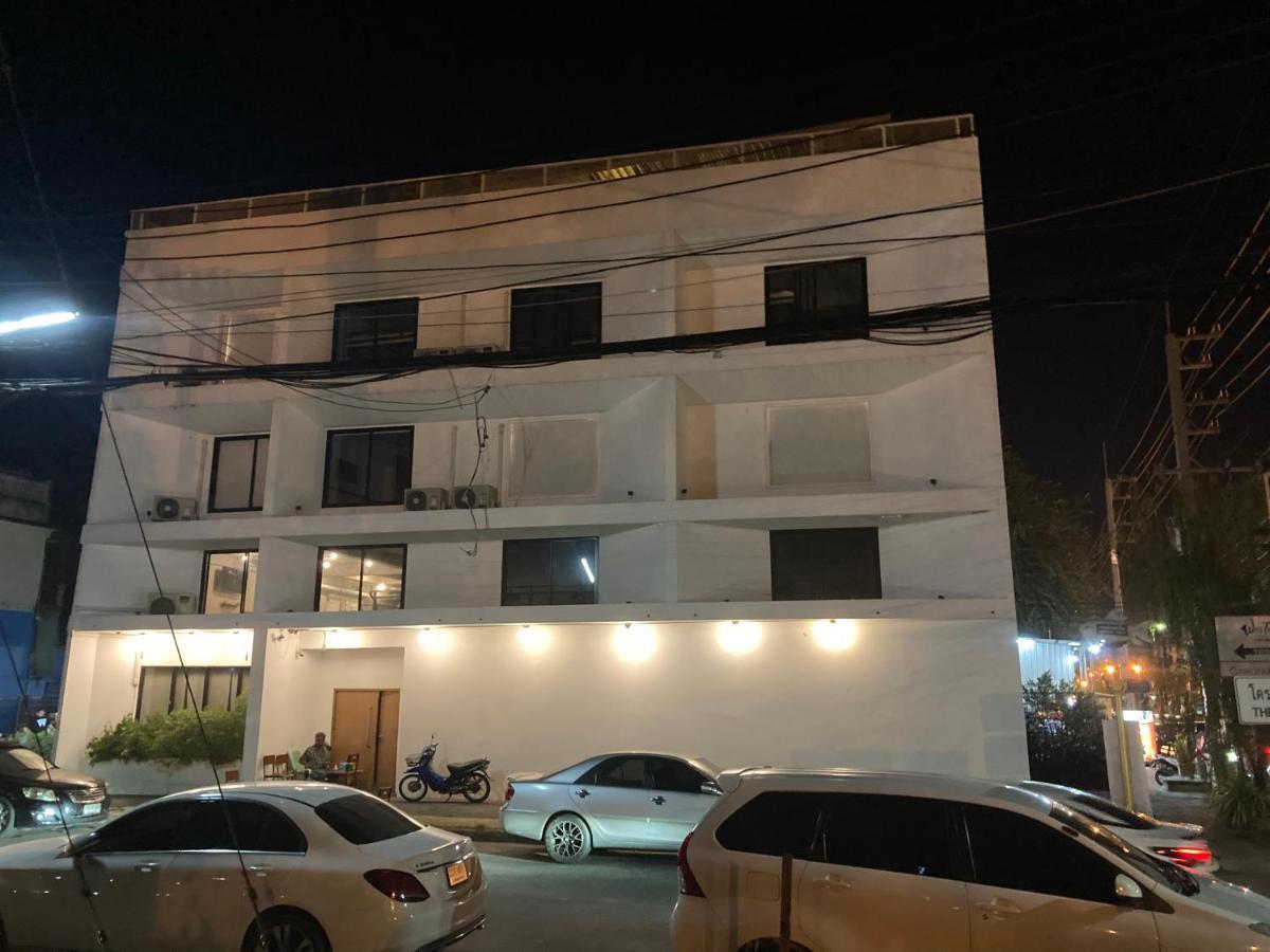 Labkoff Cafe And Hostel Канчанабури Екстериор снимка