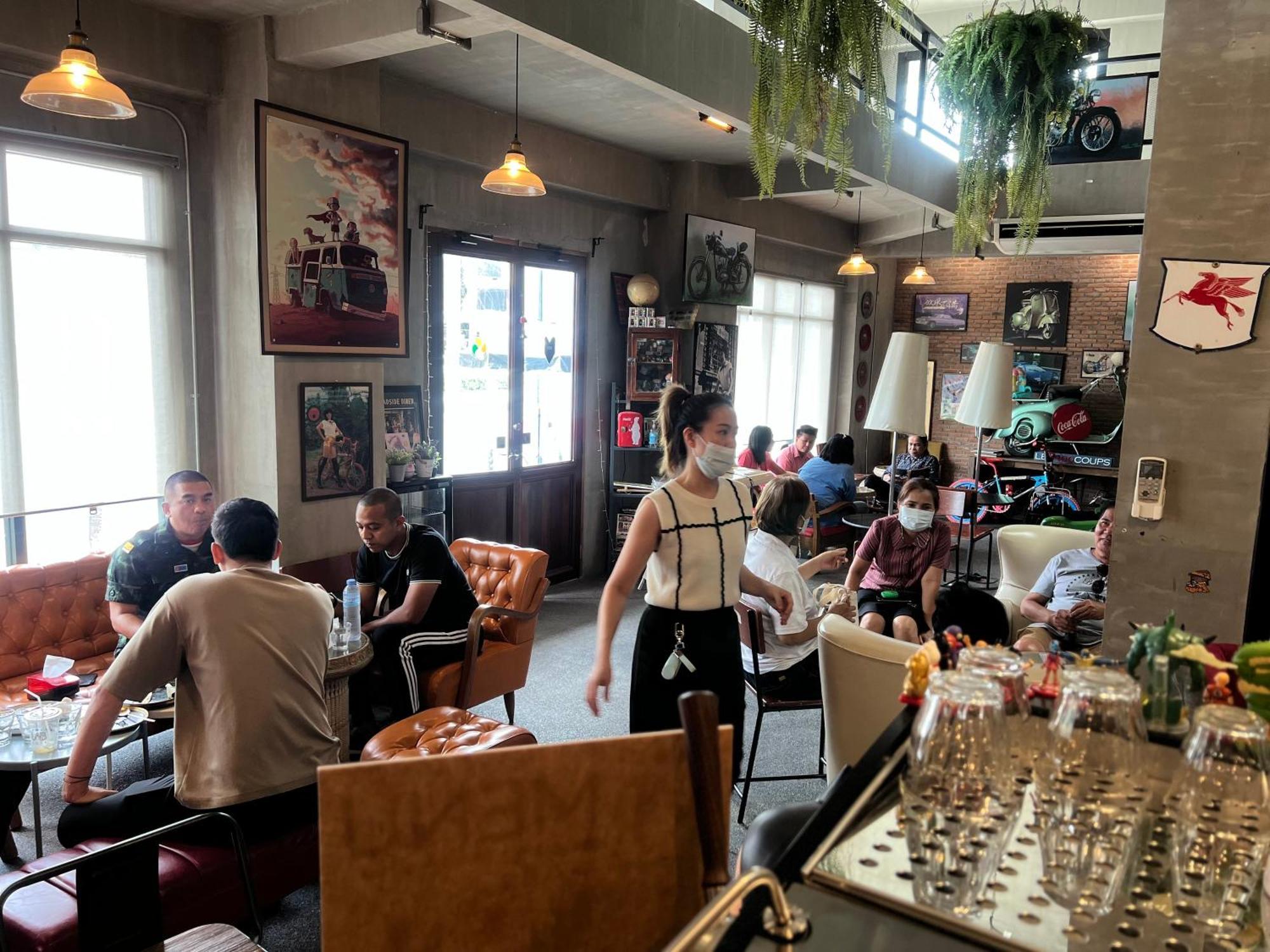 Labkoff Cafe And Hostel Канчанабури Екстериор снимка